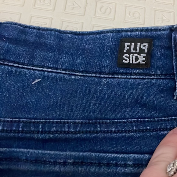 Reversible stretchy daisy dukes - Picture 5 of 8